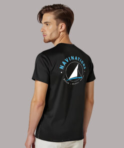 Tył czarnej koszulki Navinations z dużym logo żaglówki i napisem „Sailing • Diving • Fishing”