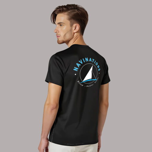 Tył czarnej koszulki Navinations z dużym logo żaglówki i napisem „Sailing • Diving • Fishing”