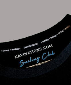 Metka koszulki żeglarskiej Navinations – napis Sailing • Fishing • Diving