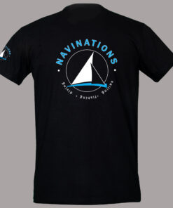 Tył koszulki żeglarskiej Navinations – duże logo z jachtem i napis Sailing • Fishing • Diving
