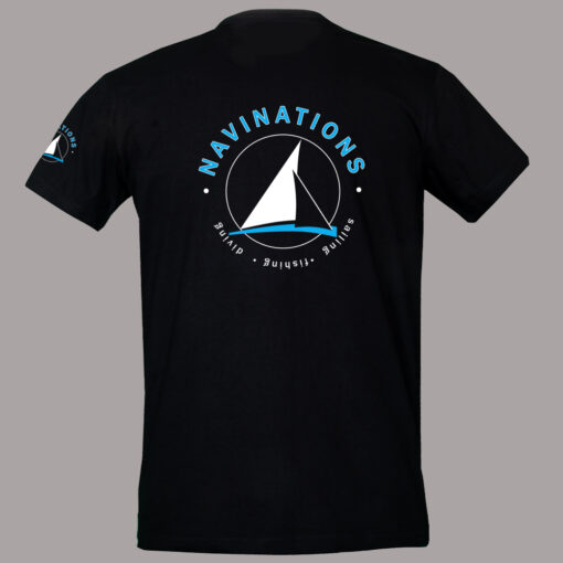 Tył koszulki żeglarskiej Navinations – duże logo z jachtem i napis Sailing • Fishing • Diving