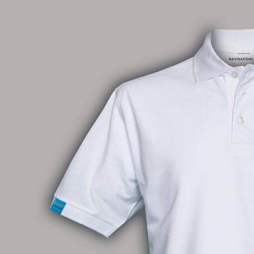 Koszulka polo Navinations – biały model z metką żakardową na rękawie