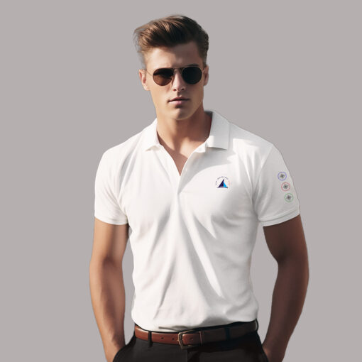 Mężczyzna w białej koszulce żeglarskiej polo Navinations 2016 z nadrukiem logo i różami wiatrów