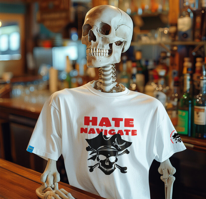 Koszulka Real Pirates na manekinie w formie szkieletu w klimatycznym barze