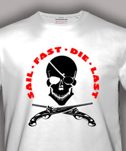 Zbliżenie na biały t-shirt żeglarski z nadrukiem czaszki, dwóch pistoletów i napisem „Sail Fast • Die Last”