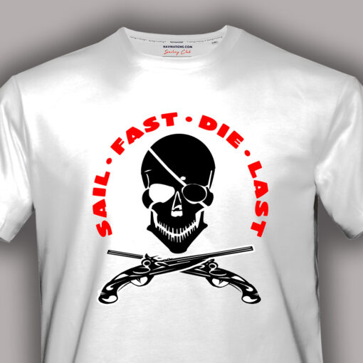 Zbliżenie na biały t-shirt żeglarski z nadrukiem czaszki, dwóch pistoletów i napisem „Sail Fast • Die Last”