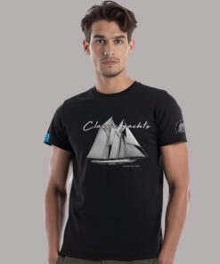 Model w czarnej koszulce żeglarskiej Classic Yachts z nadrukiem legendarnego jachtu America 1851