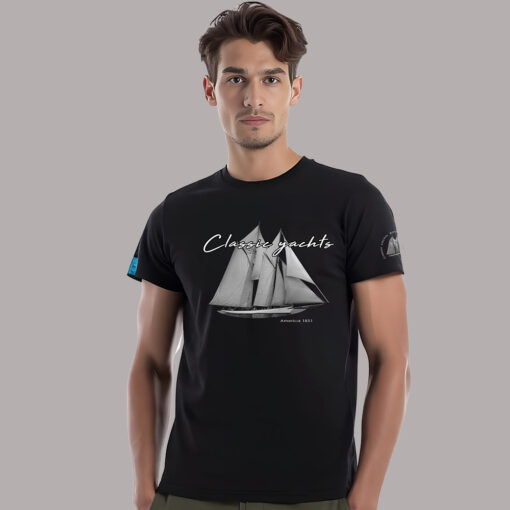 Model w czarnej koszulce żeglarskiej Classic Yachts z nadrukiem legendarnego jachtu America 1851