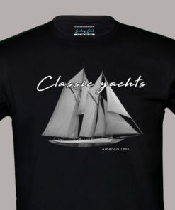 Zbliżenie nadruku na koszulce żeglarskiej – szkuner America 1851 z serii Classic Yachts