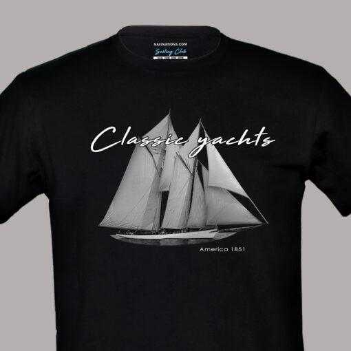 Zbliżenie nadruku na koszulce żeglarskiej – szkuner America 1851 z serii Classic Yachts