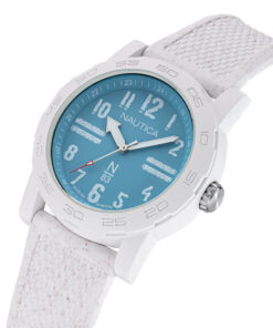 Nautica NAPATS302 – zbliżenie koperty 44 mm i niebieskiej tarczy na białym pasku