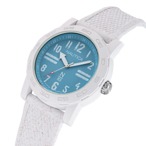 Nautica NAPATS302 – zbliżenie koperty 44 mm i niebieskiej tarczy na białym pasku