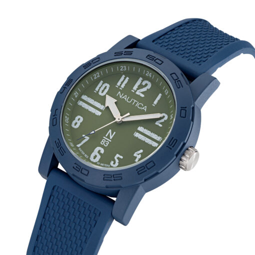 zegarek żeglarski Nautica NAPATS305 – zbliżenie koperty 44 mm i zielonej tarczy na granatowym pasku