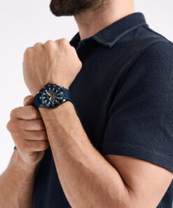Zegarek Nautica NAPNOF501 ONE Sporty na nadgarstku – zdjęcie lifestyle, granatowy pasek silikonowy