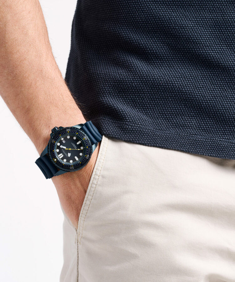 Zegarek Nautica NAPSDF503 NCT Sea Dive na nadgarstku – zdjęcie lifestyle, granatowy diver WR 200 m