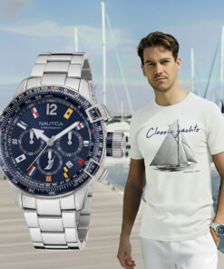 Idealny prezent dla żeglarza: Zegarek żeglarski Nautica Box Set i koszulka żeglarska Classic Yachts na tle mariny