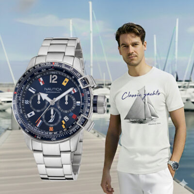 Idealny prezent dla żeglarza: Zegarek żeglarski Nautica Box Set i koszulka żeglarska Classic Yachts na tle mariny