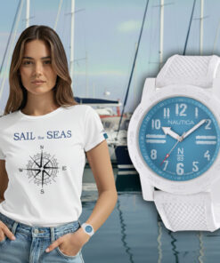 żeglarka w koszulce Sail the Sea i zegarku Nautica Ayia Triada – zestaw prezentowy