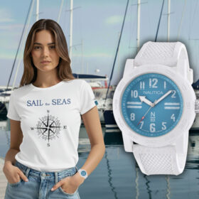 żeglarka w koszulce Sail the Sea i zegarku Nautica Ayia Triada – zestaw prezentowy
