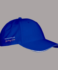 Niebieska czapka żeglarska Navinations z żeglarskim logo – widok z lewej strony