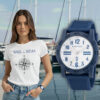 żeglarka w koszulce Sail the Sea i zegarku Nautica Ayia Triada – zestaw na prezent