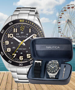 Zegarek żeglarski Nautica z wymiennymi paskami w eleganckim etui na tle mariny i molo