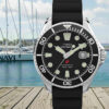 Zegarek nurkowy Timex Deepwater TW2Y40000 na tle jachtów w marinie