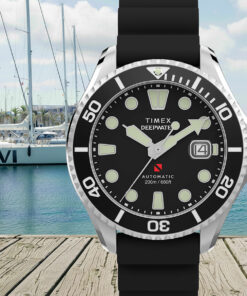 Zegarek nurkowy Timex Deepwater TW2Y40000 na tle jachtów w marinie