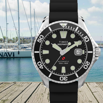 Zegarek nurkowy Timex Deepwater TW2Y40000 na tle jachtów w marinie