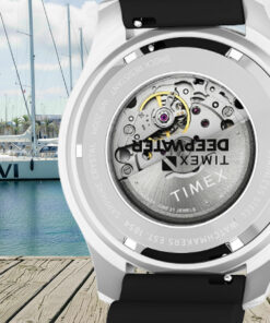 Zegarek żeglarski Timex Deepwater TW2Y40000 – widok mechanizmu automatycznego na tle jachtu