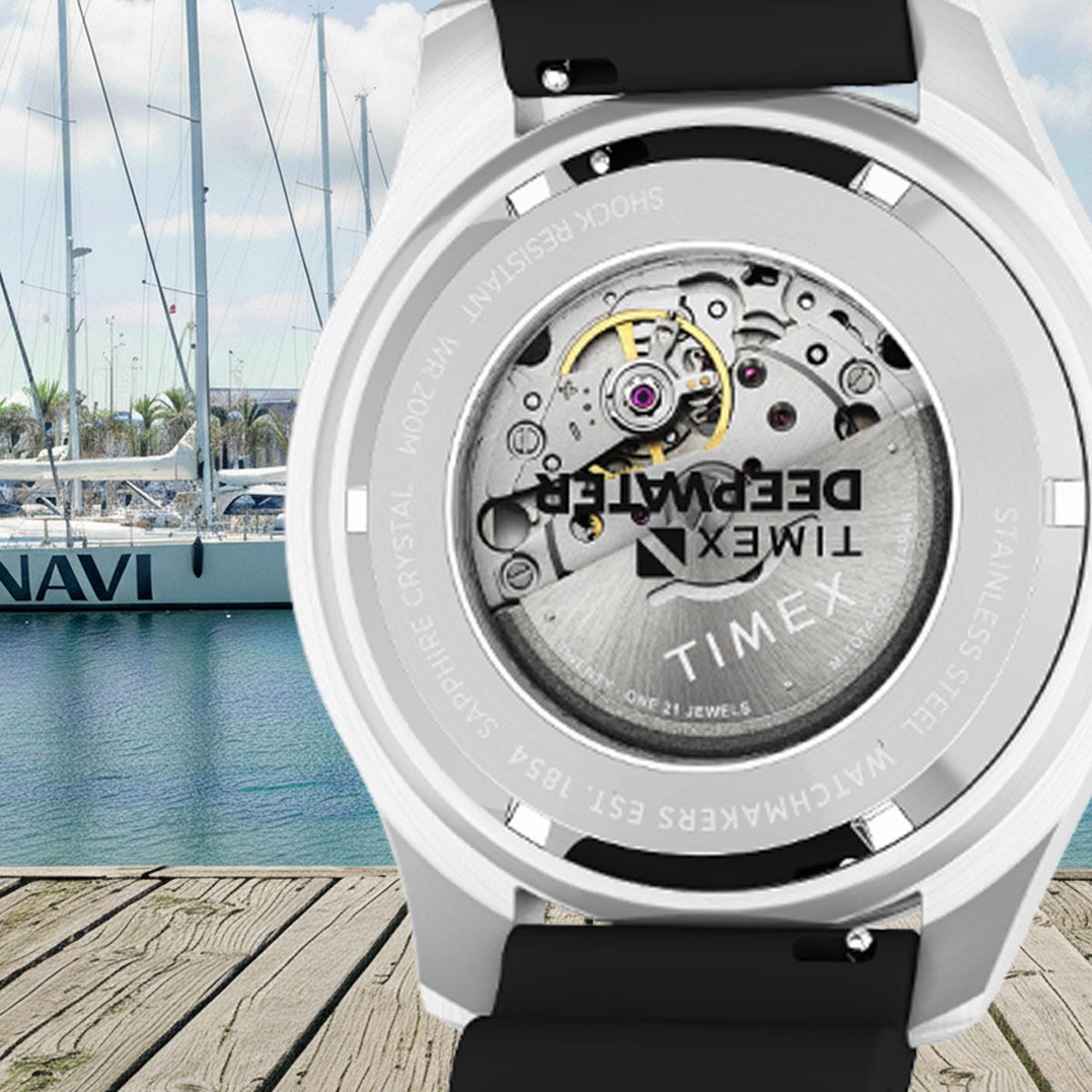 Zegarek żeglarski Timex Deepwater TW2Y40000 – widok mechanizmu automatycznego na tle jachtu