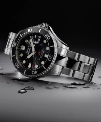 Timex Deepwater TW2W82000 – zdjęcie produktowe w kroplach wody