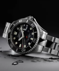 Timex Deepwater TW2W82000 – zdjęcie produktowe w kroplach wody