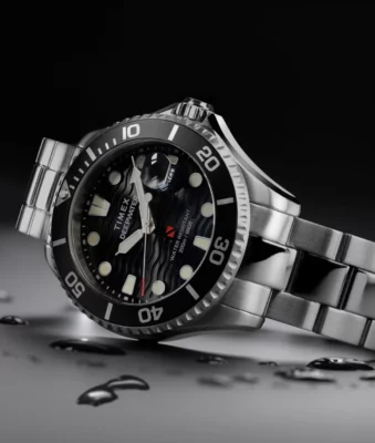 Timex Deepwater TW2W82000 – zdjęcie produktowe w kroplach wody