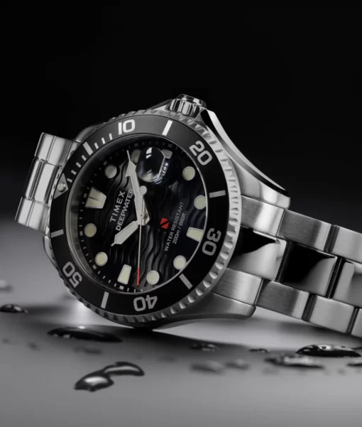 Timex Deepwater TW2W82000 – zdjęcie produktowe w kroplach wody