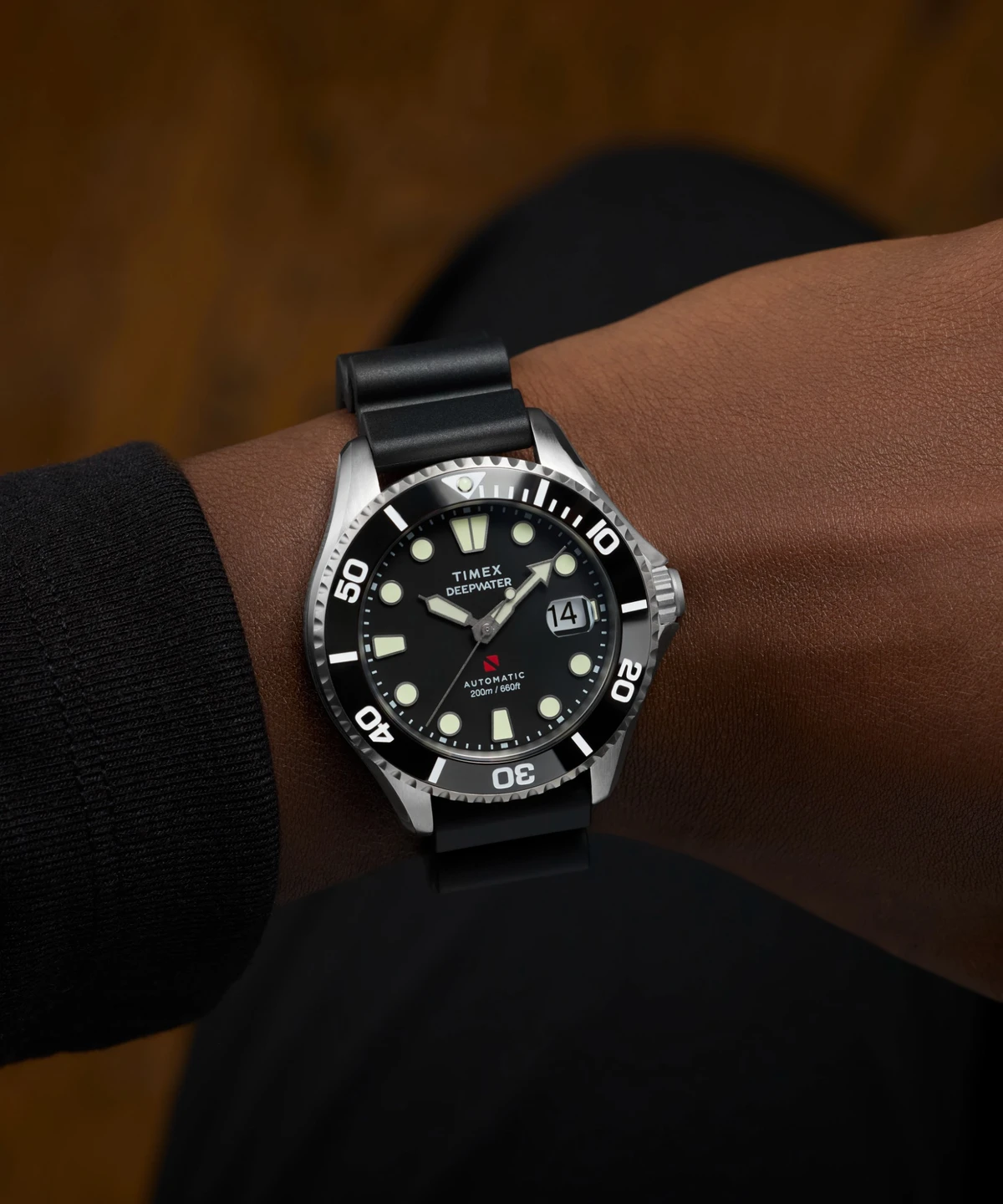 Zegarek Timex Deepwater Automatic TW2Y40000 na nadgarstku – zegarek nurkowy na co dzień