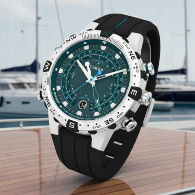 Zegarek żeglarski Timex Expedition North TW2W24200 na pokładzie jachtu, z turkusową tarczą i kompasowym bezelem.