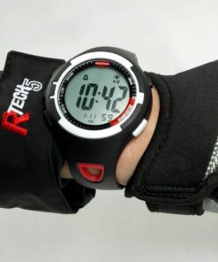 Stoper regatowy Ronstan ClearStart RF4050 na nadgarstku – zegarek żeglarski do startu regat