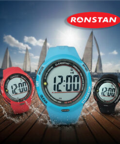 Zegarki żeglarskie Ronstan ClearStart RF4055 w kolorach niebieskim, czerwonym i czarnym na pokładzie jach