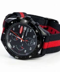 Zegarek regatowy Ronstan ClearStart RF4056 – czarno-czerwony pasek i tarcza chronografu (ujęcie pod kątem)