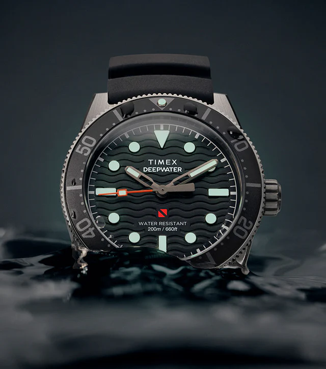 Timex Deepwater – zegarek nurkowy na tle wody, zbliżenie tarczy