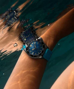 Timex Deepwater Meridian 200 38 mm TW2Y40400 â€“ stylizowane zdjęcie w wodzie