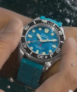 Timex Deepwater Meridian 200 38 mm TW2Y40400 zbliżenie paska HNBR z kroplami wody