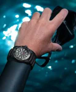 Timex Deepwater Reef 200 41 mm TW2W74700 – na nadgarstku, ujęcie w wodzie