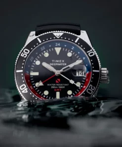 Timex Deepwater Reef 200 GMT TW2W75000 – zegarek w wodzie, ujęcie produktowe.