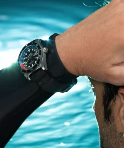 Timex Deepwater Reef 200 GMT TW2W75000 – zegarek na nadgarstku przy wodzie.