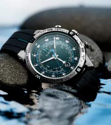 Zegarek Timex Expedition Tide‑Temp‑Compass na mokrych kamieniach – kompas, pływy i temperatura