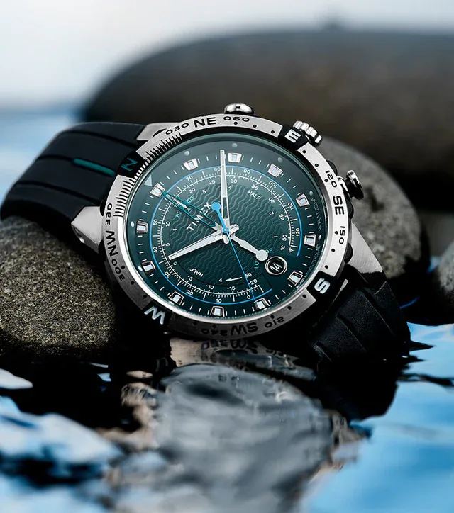 Zegarek Timex Expedition Tide‑Temp‑Compass na mokrych kamieniach – kompas, pływy i temperatura