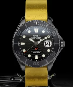 Zegarek Timex TW2W81700 – lifestyle – zbliżenie tarczy i bezela w wodzie