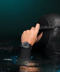 Zegarek Timex TW2Y39900 – lifestyle – nurek przy powierzchni, zegarek na ręce